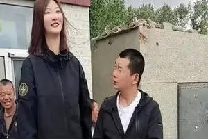 قدِ بلند ۲.۲۶ متری دختر چینی موجب تنهایی او شده است