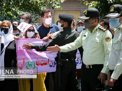 تجمع اعتراضی کلینیک‌ها و انجمن‌های ترک اعتیاد در مقابل سازمان و غذا و دارو