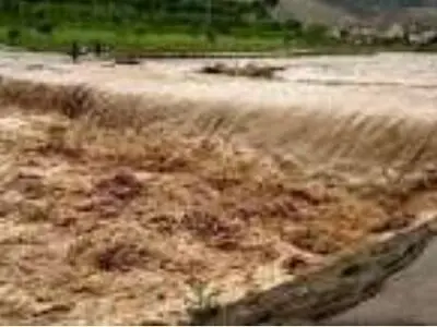 پل ارتباطی دزک سرچشمه در شهرستان کوهرنگ دچار آبگرفتگی شد