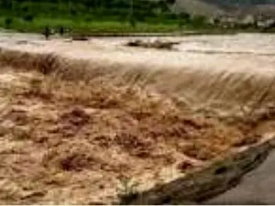 پل ارتباطی دزک سرچشمه در شهرستان کوهرنگ دچار آبگرفتگی شد