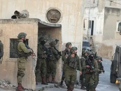 بازداشت ۱۵ فلسطینی در پی حمله نظامیان صهیونیست به کرانه باختری

