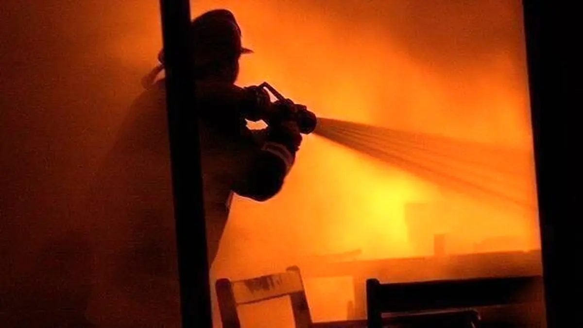 آتش‌سوزی نمای کامپوزیت یک مرکز درمانی در خیابان شریعتی مهار شد
