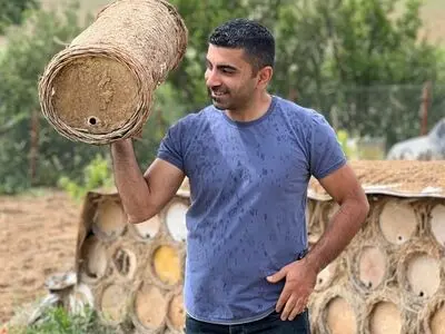 انس گرفتن جوان تبریزی با زنبور های عسل | عرضه عسل ارگانیک
