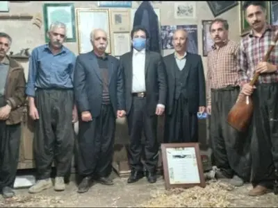 اهداء لوح ملی تنبور دالاهو به قدیمی‌ترین کارگاه ساخت تنبور گهواره