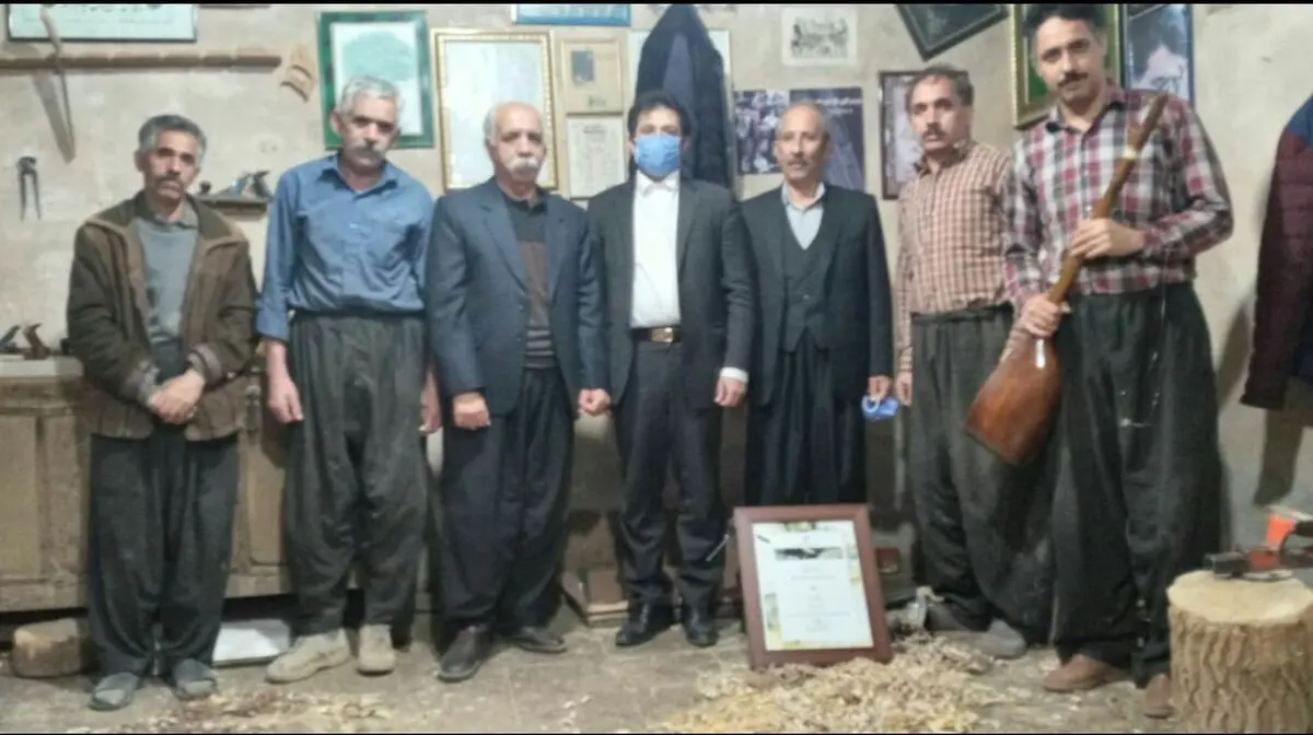 اهداء لوح ملی تنبور دالاهو به قدیمی‌ترین کارگاه ساخت تنبور گهواره
