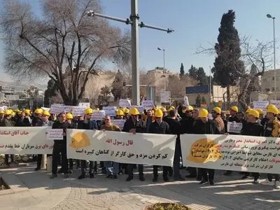 تجمع کلاه‌زردهای فارس مقابل استانداری/ حقوق‌ها را قیچی نکنید!