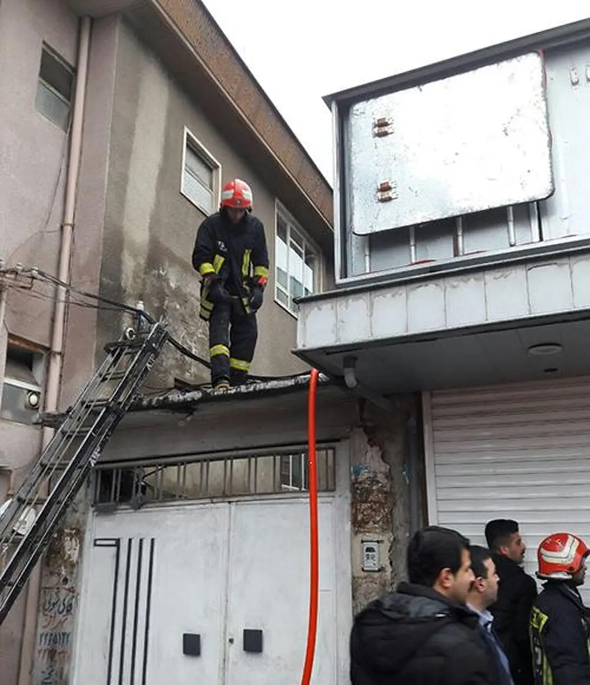 حریق یک باب مغازه واقع در خیابان بحرالعلوم مهار و اطفا شد