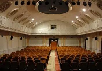 کوچِ شورای شهر به خانه هنر تبریز/ اهالی تئاتر از سر ناچاری به فضاهای مرده شهر پناه برده‌اند