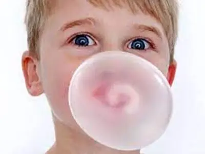 بعد از قورت دادن آدامس چه اتفاقی در بدن می‌ افتد؟