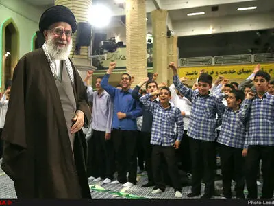 مراسم جشن تکلیف جمعی از دانش‌آموزان پسر تهران با حضور رهبر انقلاب + تصاویر