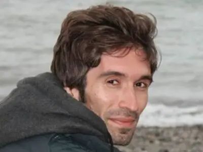 آرش صادقی به مرخصی می‌آید