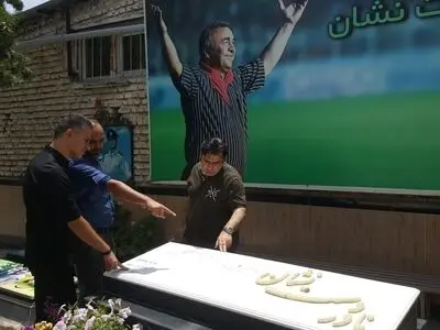 حضور سرمربی نساجی مازندران بر سر مزار نادر دست‌نشان