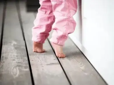 ایستادن روی پنجه پا در کودکان / طبیعی یا نگران کننده؟