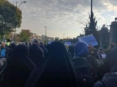 تجمع معلمان بازنشسته مقابل مجلس