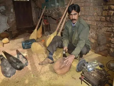 دوتار خراسان در دستان واسطه‌ها/ ساخت دوتار در کارگاه‌های بدون ایمنی در حواشی مشهد/ یک سازنده : هنر دست‌ام را ۳۰۰ هزار تومان می‌خرند ۳ میلیون تومان می‌فروشند 