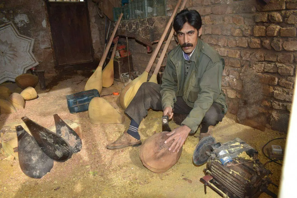 دوتار خراسان در دستان واسطه‌ها/ ساخت دوتار در کارگاه‌های بدون ایمنی در حواشی مشهد/ یک سازنده : هنر دست‌ام را ۳۰۰ هزار تومان می‌خرند ۳ میلیون تومان می‌فروشند 