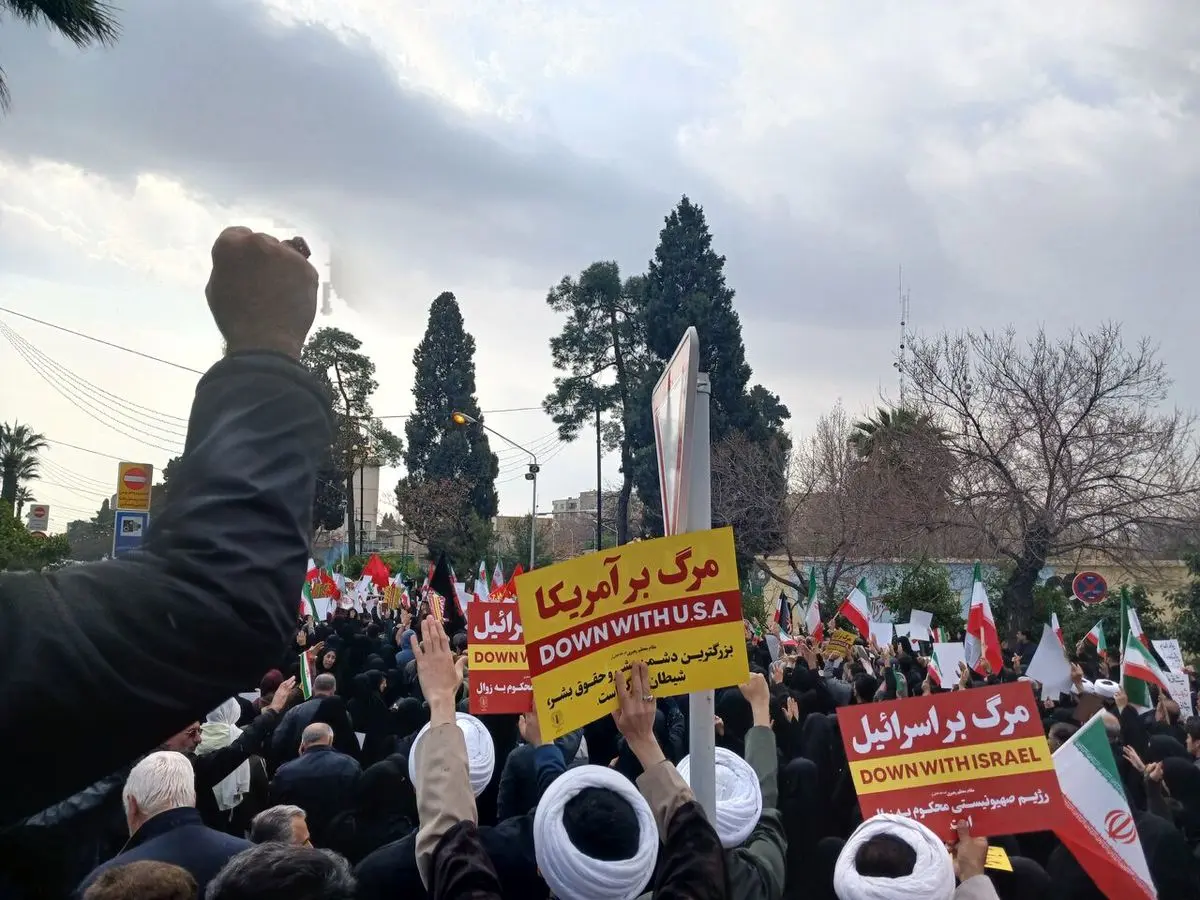 شیراز یکپارچه عزا و ماتم شد/ پرچم عزا جایگزین پرچم گنبدحرم مطهر شد