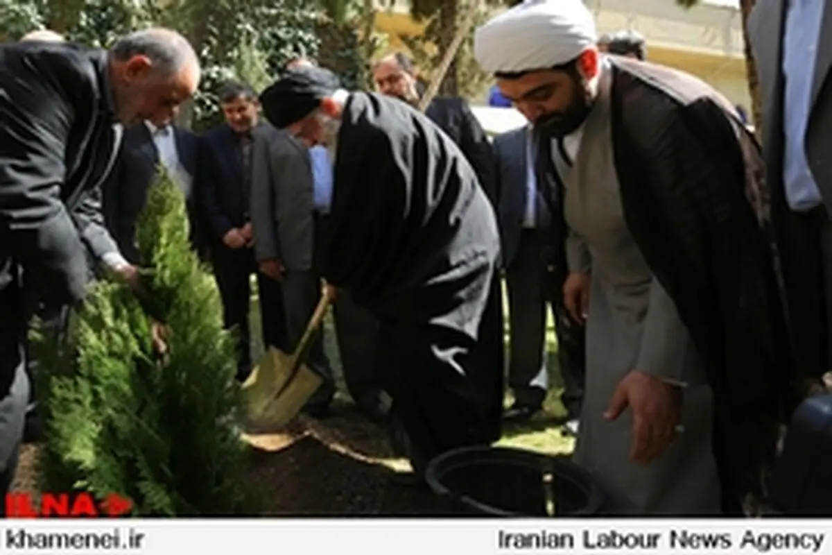 کاشت یک اصله نهال توسط رهبر انقلاب