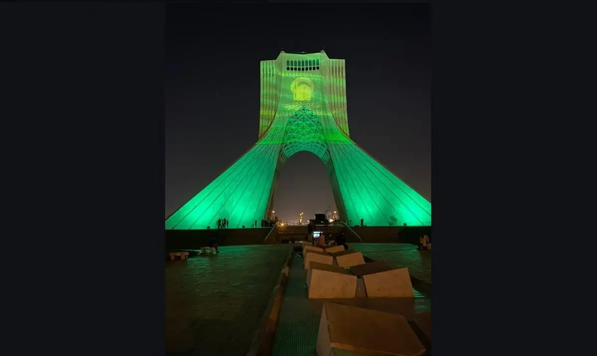 نقش پرچم حرم رضوی (ع) بر برج آزادی