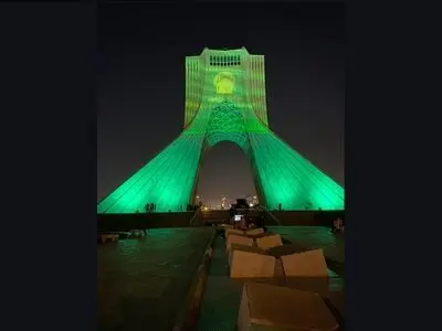 نقش پرچم حرم رضوی (ع) بر برج آزادی
