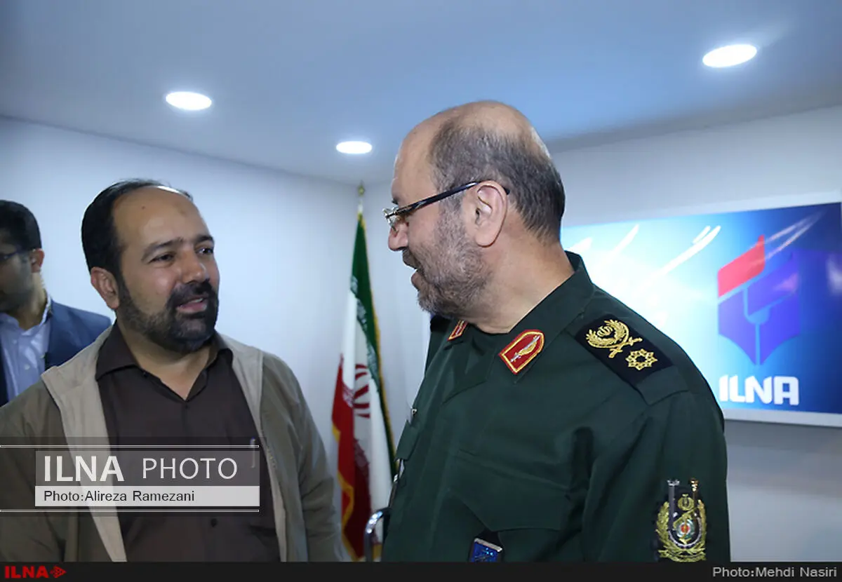 وزیر دفاع در غرفه ایلنا حاضر شد