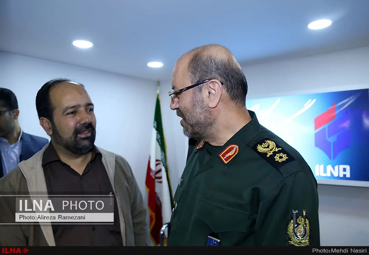 وزیر دفاع در غرفه ایلنا حاضر شد