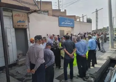تجمع بازنشستگان کارگری شوش مقابل دفتر نماینده/ بیمارستان ملکی نداریم