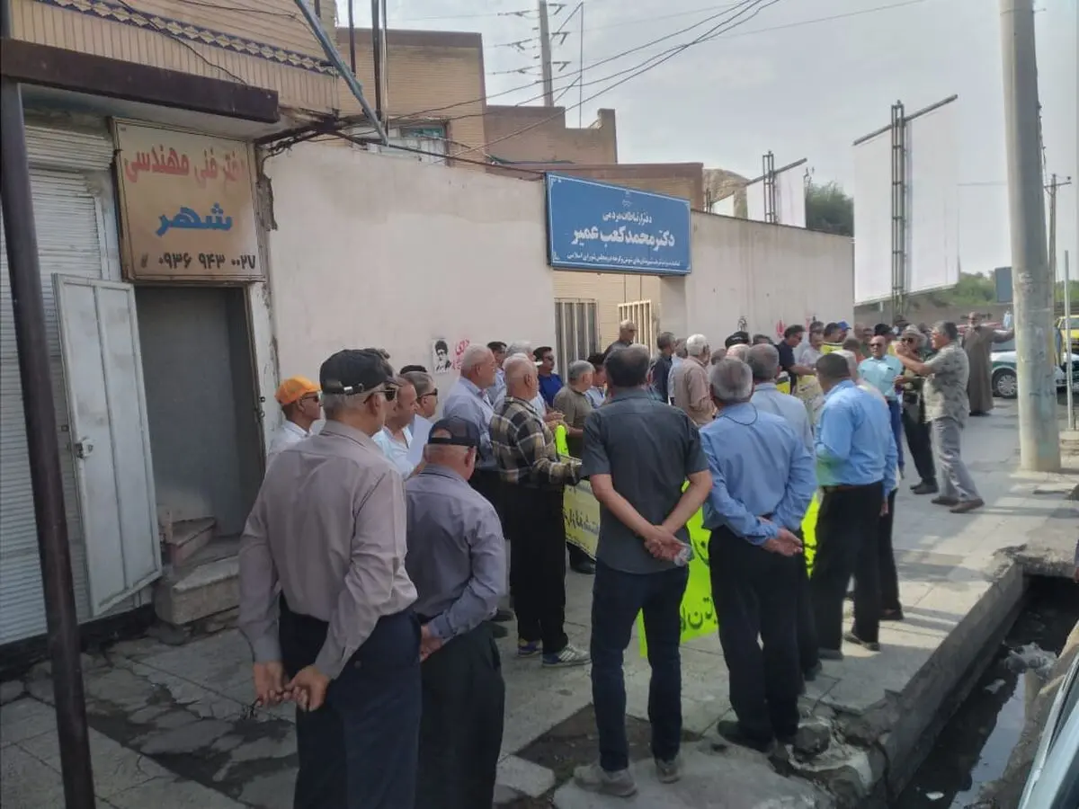 تجمع بازنشستگان کارگری شوش مقابل دفتر نماینده/ بیمارستان ملکی نداریم