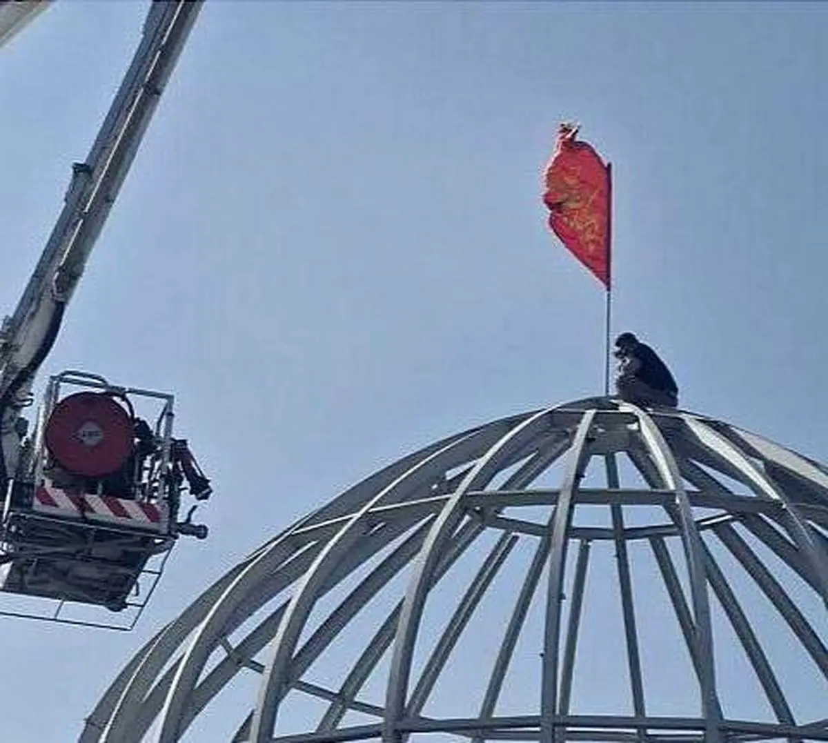 نجات کارگر جوشکار از مرگ در ارتفاع ۱۴ متری سازه گنبدی