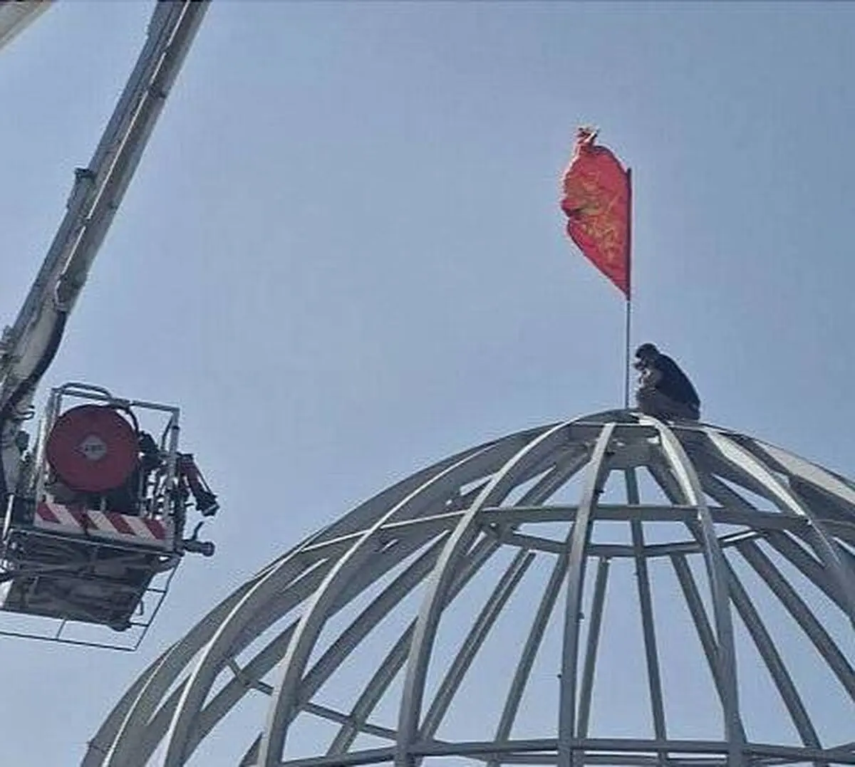 نجات کارگر جوشکار از مرگ در ارتفاع ۱۴ متری سازه گنبدی