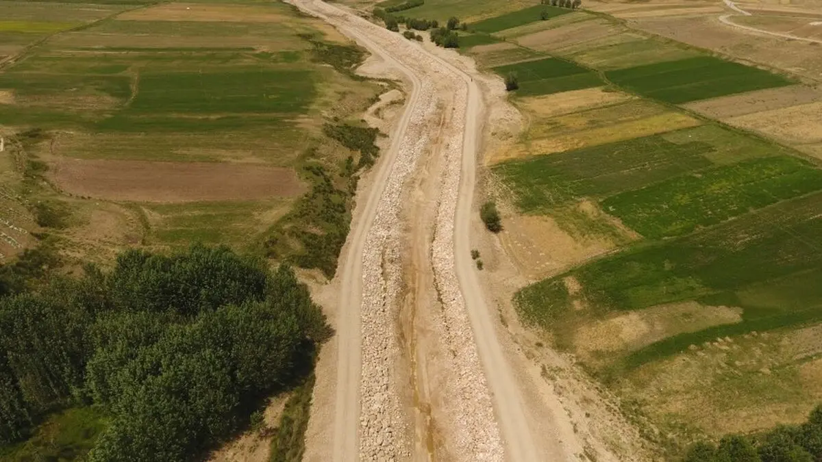 ۱۳۰۰ متر از مسیر رودخانه روستای دهنو ساحل سازی شد