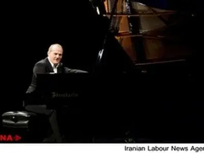 پیانیست آلمانی با حرکات طنزآمیزش تماشاگران را به وجد آورد