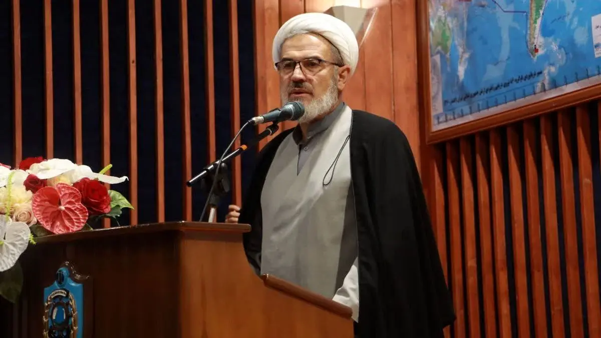 دشمن با سوءاستفاده از ناآگاهی دوستان در داخل، به‌دنبال تضعیف نظام است