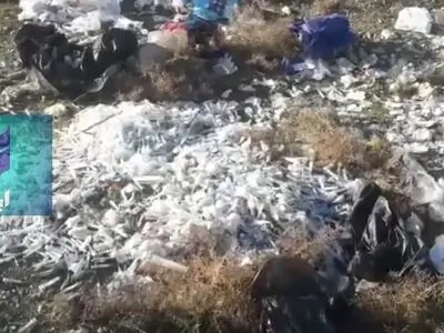 رهاسازی زباله‌های بیمارستانی ایذه در کوچه و خیابان‌های شهر+ فیلم