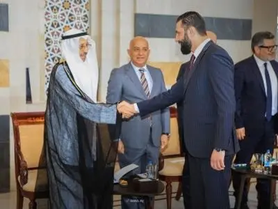 الرئيس السوري يستقبل وفداً إعلامياً عربياً في دمشق ويكشف عن “بحث متقدم” لاتفاق أمني محتمل مع تل أبيب ويتجاوز أخطاء “حزب الله”