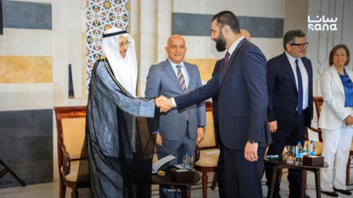 الرئيس السوري يستقبل وفداً إعلامياً عربياً في دمشق ويكشف عن “بحث متقدم” لاتفاق أمني محتمل مع تل أبيب ويتجاوز أخطاء “حزب الله”