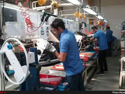 احتمالِ تعدیلِ ۴۰۰ هزار کارگر قطعه‌ساز/گروگانگیری از کارگران با فرار به جلو
