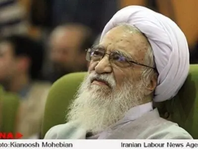 برای معرفی افراد صالح و ولایی تعصب گروهی نداشته باشید