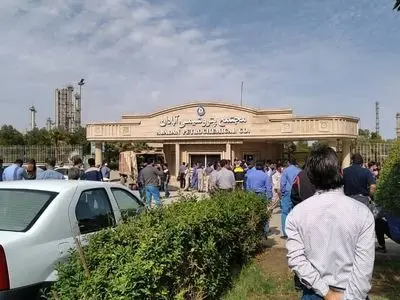 تجمع کارگران پتروشیمی آبادان/ عدم تحقق وعده‌ها دلیل نارضایتی کارگران+ فیلم