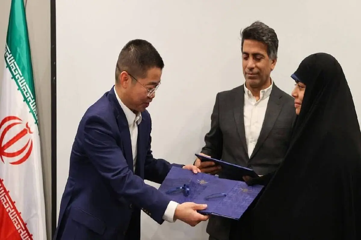 امضای توافق‌نامه جایگزینی ۲۰۰۰ خودروی برقی با تاکسی‌های فرسوده تهران
