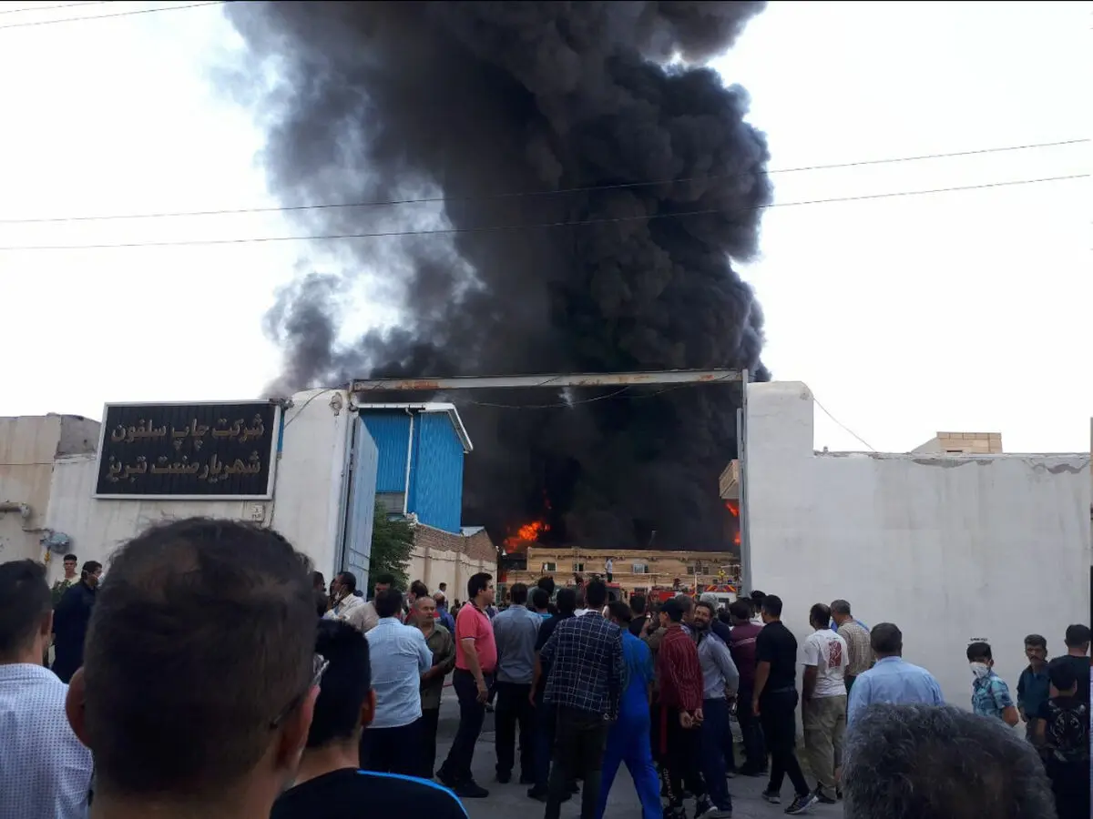 مصدومیت 2 نفر از آتش‌نشانان در عملیات اطفای حریق کارخانه سلفون 