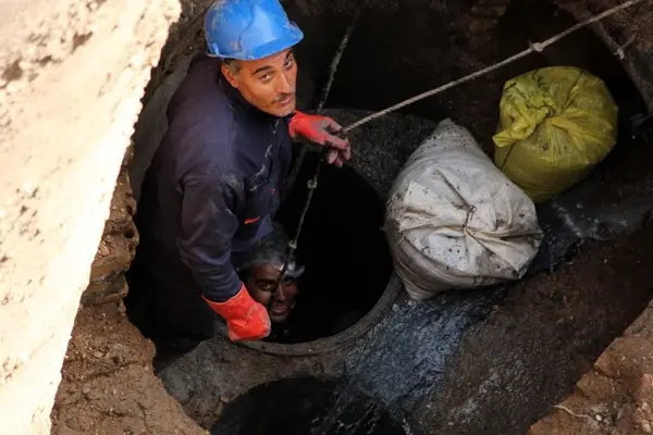 رفع گرفتگی خط اصلی انتقال فاضلاب غرب زنجان