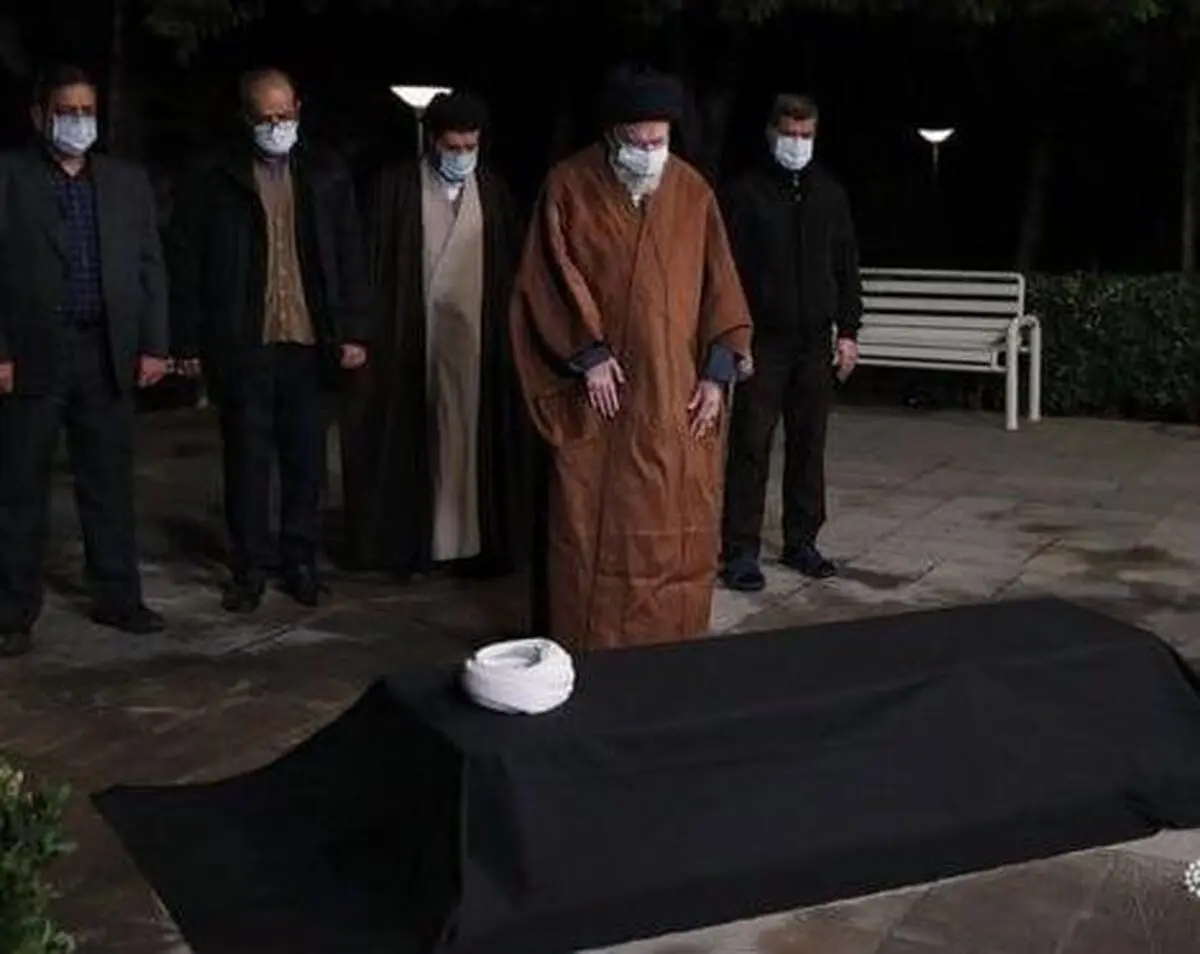 فیلم اقامه نماز رهبر انقلاب بر پیکر آیت‌الله مصباح یزدی 