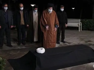 فیلم اقامه نماز رهبر انقلاب بر پیکر آیت‌الله مصباح یزدی 
