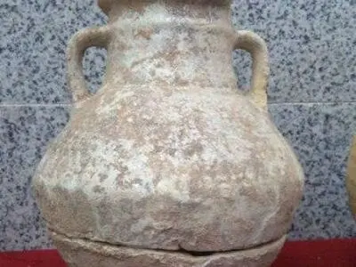 کشف دو شی تاریخی حین عملیات گازکشی در دزفول