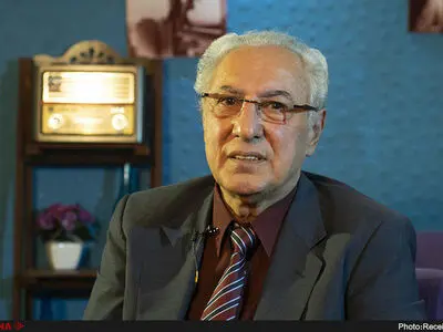 بهروز وثوقی پیش از بازیگری در کدام گروه خوانندگی می‌کرد؟ 