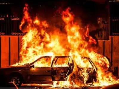 مصدومیت یک کارگر در حادثه آتش‌سوزی کارگاه تعمیر خودرو در گناوه