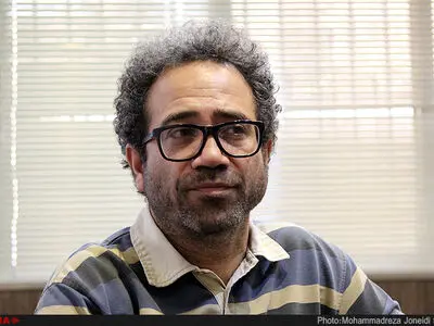 دولت فقط در زمان انتخابات به تئاتر سر می‌زند/جشنواره تئاتر فجر هیچ هویتی ندارد/باید مطالبات‌مان را از دولت بگیریم