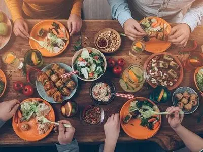 غذاهای خیابانی، پرطرفدار اما آسیب‌پذیرند/ گردشگری خوراک، محصولی نوپا با خلاقیتی نامحدود در جذب گردشگر است/ حدود ۳۳ درصد هزینه هر سفر صرف خوراک می‌شود