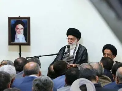 قائد الثورة: لیعد المرشحون للشعب بالا تنظروا الی خارج الحدود